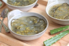 Chè đậu xanh nha đam đường phèn với những miếng nha đam nấu chín mềm, phổ tai giòn mát sần sật thật thích miệng và kể cả đậu xanh bùi thơm hấp dẫn. Đặc biệt đậu vẫn giữ được vỏ rất dinh dưỡng và tốt cho sức khỏe nhé! Món chè đậu xanh khi ăn vào những ngày nóng, vừa giúp giải nhiệt, vừa thanh lọc cơ thể rất tuyệt vời đấy, lưu lại cách nấu chè đậu xanh nha đam đường phèn này ngay nha!