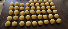 Trộn bột với 50g đường trắng và 1/2 muỗng cà phê muối cho thật quyện rồi cho bơ và 1 trứng gà vào, thêm từ từ nước, nhào trộn lần nữa, sao cho hỗn hợp thật mịn nhẵn. Sau đó, vê thành những viên tròn như quả bóng bàn để làm vỏ bánh.