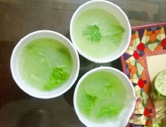 Đổ hỗn hợp vào khuôn làm kem và để trong ngăn đá tủ lạnh. 10 phút là đã có một chiếc kem chanh dưa chuột mát lạnh, nhiều vitamin thơm ngon để thưởng thức rồi.