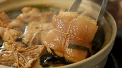 Mở lửa lớn đun nồi thịt kho đến khi sôi lên thì trở mặt da lên trên, lật mặt thịt xuống dưới. Hạ lửa nhỏ và đậy nắp, kho thịt liu riu 1 tiếng 30 phút. Sau khi kho một thời gian dài bạn sẽ thấy nước thịt keo lại, thịt lên màu đỏ đẹp mắt và hương vị rất thơm.