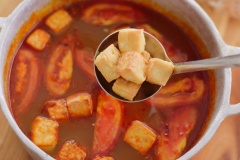 Cho đậu hũ chiên vào nồi riêu. Bắc nồi lên bếp, nêm nếm với 2.5 muỗng canh hạt nêm, 1 muỗng canh nước mắm, 1 muỗng canh đường, 2 muỗng cà phê mắm tôm rồi khuấy đều. Vậy là những thành phần chính đã chuẩn bị xong rồi.