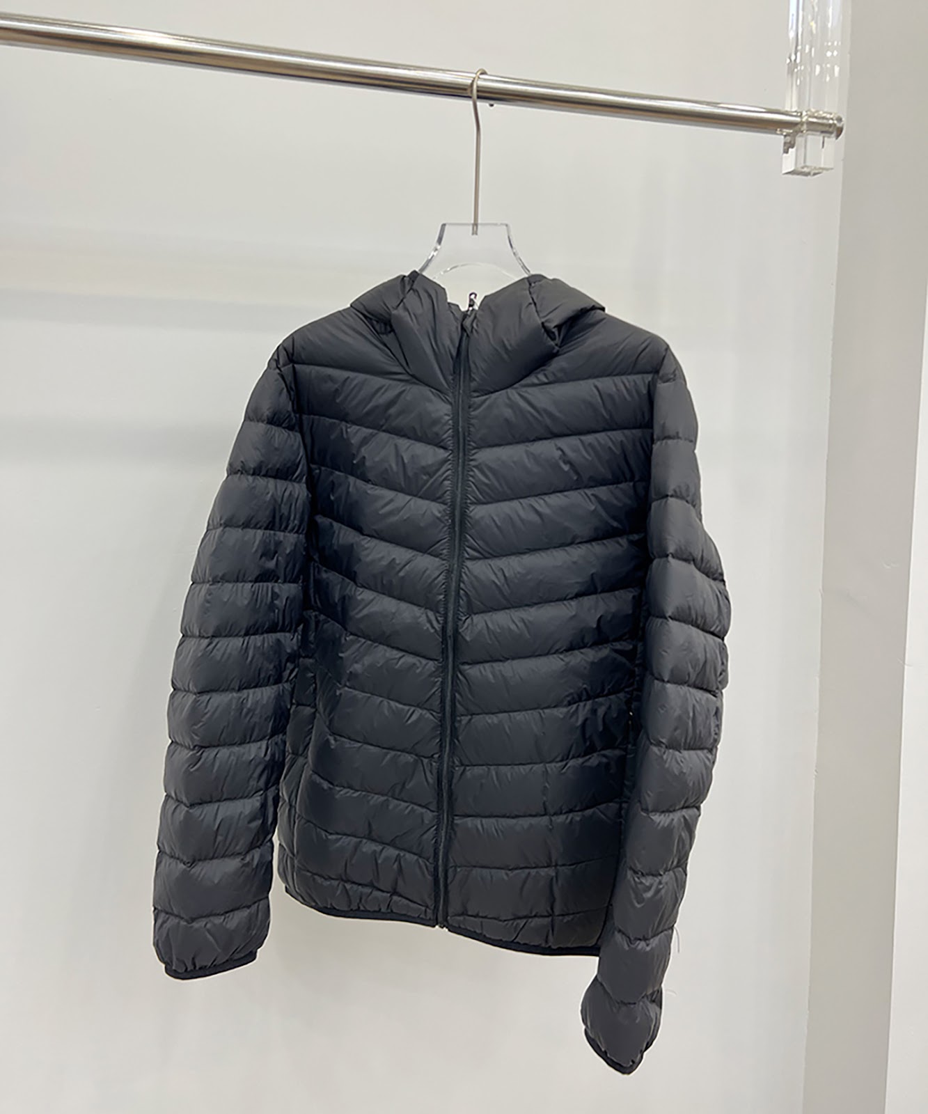 Lightweight men's down jacket, short, with hood