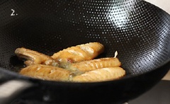 Làm nóng 2 muỗng canh dầu ăn trong chảo, cho cánh gà đã ướp vào, chiên vàng giòn. Khi cánh gà chín, vớt ra đĩa, để riêng.