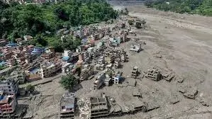 Tim penyelamat melakukan evakuasi di wilayah terdampak banjir bandang di pegunungan Nepal.