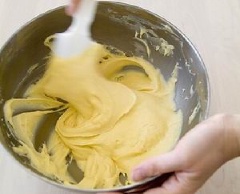 Trộn đều 100g đường bột với 100g bơ để mềm. Rây 100g bột mì, 3g bột nở cùng 2 quả trứng, 3ml vani vào tô lớn rồi trộn đều.