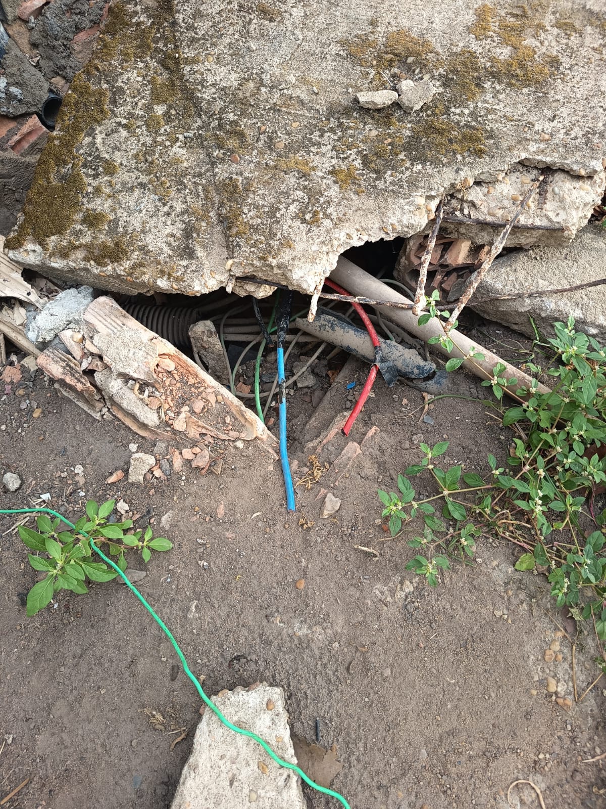 Detalhe de fiação elétrica danificada após furto em unidade de saúde móvel em Boa Vista, Roraima.