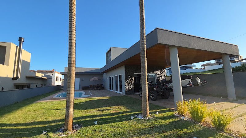 Foto 2 de A casa dos sonhos para viver a poucos passos da represa — moderna, completa e em localização privilegiada
