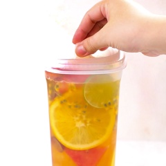 Ngâm 2 gói trà túi lọc với 900ml nước sôi khoảng 3 phút, cho 3 muỗng canh đường vào, khuấy tan đường rồi để nguội. Sau đó rót vào bình Slim Line, thêm đá và trái cây tươi đến khi đầy bình, cuối cùng cho chanh dây lên trên cùng là hoàn thành.