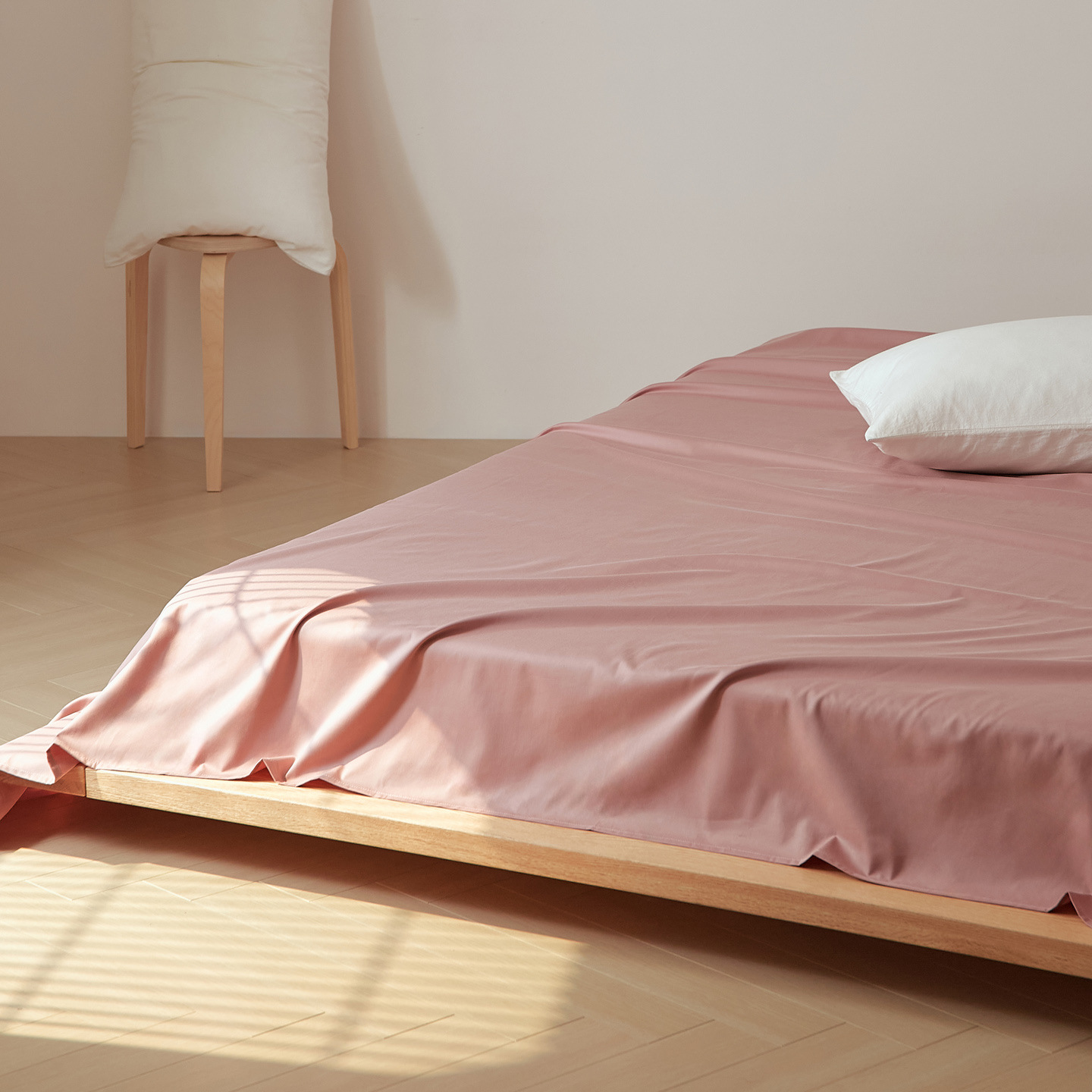 Bed sheet made from brushed long-staple cotton
