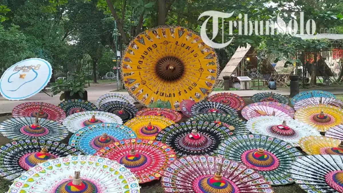 Suasana persiapan Festival Payung Indonesia XIII di Taman Balekambang, Solo.