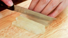 Rửa sạch 500gr nha đam, gọt bỏ phần vỏ xanh bên ngoài rồi cắt thành những miếng nhỏ. Chuẩn bị 1 thau nước muối loãng, cho nha đam vừa cắt vào ngâm trong nước muối 10 phút để loại bỏ bớt nhớt và độc tố có trong nha đam. Sau khi ngâm vớt nha đam ra rửa lại với nước sạch, sau đó đem cắt thành những miếng vuông nhỏ.