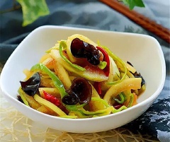 Khi các nguyên liệu đã chín, tắt bếp, dọn ra dĩa. Vỏ dưa hấu xào nấm không chỉ mang đến hương vị mới lạ mà còn là một món ăn ngon khi dùng cùng cơm nóng.