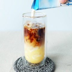 Cho tiếp 100ml sữa tươi ít đường hoặc có đường vào ly. Sau đó cho thêm một ít cà phê trên mặt để trang trí ^^. Khuấy đều và thưởng thức. Có thể điều chỉnh lượng sữa đặc và sữa tươi theo sở thích của bạn.