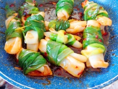 Đun nóng 1 muỗng canh dầu ăn, cho nước sốt đã trộn vào nấu sôi 1 phút. Sau đó cho mực cuộn hành lá vào đảo đều là tắt bếp.