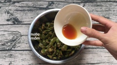 Sau đó cho thêm nước mắm ngon vào.