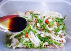 Cuối cùng là 1 muỗng cà phê sa tế, 3 muỗng cà phê nước tương. Trộn đều hỗn hợp.