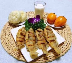 Sau đó, bạn cần chuẩn bị một chén nước mắm chua cay, mặn ngọt. Món cá tráp chiên giòn này ăn cùng với cơm nóng rất ngon. Ngoài ra, bạn có thể dùng với bún tươi, rau sống cũng rất tuyệt nhé!