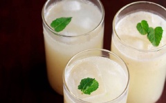 Đổ nước ép vải ra ly, thêm 1 muỗng cà phê nước cốt chanh, 1 muỗng canh đường trắng, đá viên vào và khuấy đều. Trang trí ly nước ép vải bằng 1 lá bạc hà nếu thích. Dùng nước ép vải ngay khi vừa làm xong để tránh đá ra nước, nước ép vải sẽ bị nhạt vị bớt.