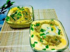 Mắm chưng thịt này ăn rất ngon khi kèm với dưa chuột, rau sống, chuối xanh hoặc khế chua. Mắm chưng thịt sau khi hoàn thành phải có màu vàng ươm, vị thơm ngon đậm đà mới đạt chuẩn.
