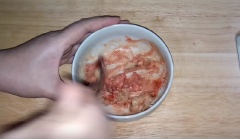 Pha sốt trộn mắm Thái đu đủ: 2 miếng chao trắng, 1 miếng chao đỏ, 1 muỗng canh hạt nêm chay, dùng muỗng khuấy cho sốt quyện đều và tan gia vị.