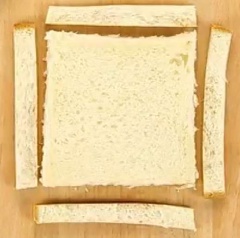 Bánh mì sandwich cắt hết phần rìa, dùng cán cán mỏng dẹt hoàn toàn mì ra (nhớ dẹt hoàn toàn tránh trường hợp lúc cho kem vô thì bị bở, rách). Dùng sữa đặc phết lên ba cạnh rồi gập vỏ bánh lại, dùng dao hoặc nĩa ấn dẹt 3 cạnh xuống (mình dùng dao cho hình dáng giống bánh ở quán 😀😀).