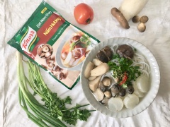 Trụng cọng bánh canh qua nước sôi để đảm bảo hơn. Hành lá và ngò rửa sạch cắt nhỏ. Bày cọng bánh canh ra tô và chan nước dùng. Mời cả nhà cùng thưởng thức.