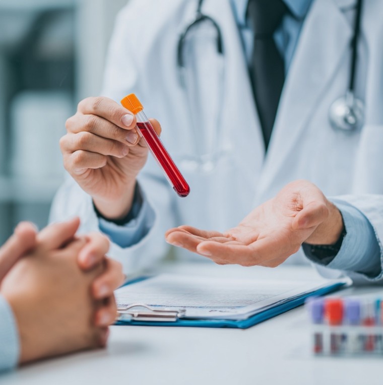 검사 결과를 확인하며 설명을 듣는 장면