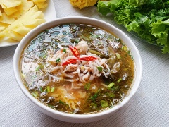 Cho canh cá ngần nấu dưa chua ra bát, ăn cùng rau sống với cơm hoặc bún rất ngon. Canh cá ngần nấu dưa chua với những con cá ngần nhỏ li ti, trắng tinh tươm, nấu cùng với dưa cải chua chua, giòn giòn cùng các phụ liệu sốt cà chua, rau thơm hấp dẫn.