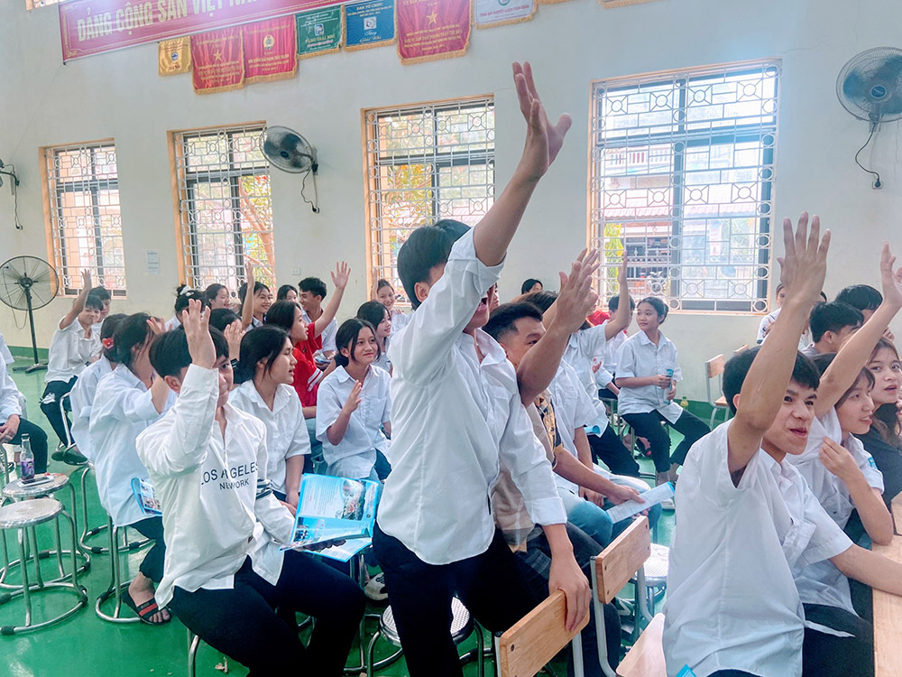 Khoa Khoa học Xã hội chia sẻ chuyên môn và tư vấn hướng nghiệp tại Trường PTDT Nội trú THCS & THPT Sông Mã
