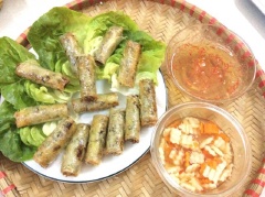Cuộn với rau xà lách và nước chấm chua ngọt và su hào cà rốt làm dưa chua. Ăn với bún cũng ngon.