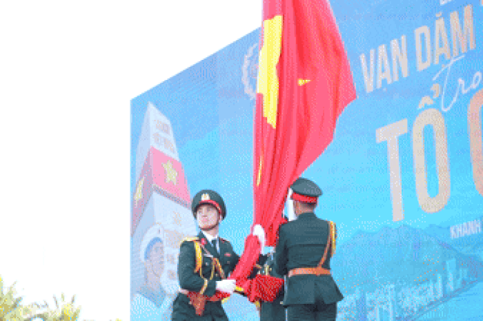 Khoảnh khắc xúc động tại Lễ thượng cờ Giải Vô địch Quốc gia Marathon - Báo Tiền Phong - Báo Tiền Phong