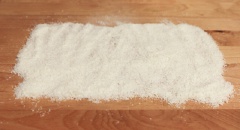 Trên một mặt phẳng sạch, rắc cơm dừa thành hình chữ nhật với kích thước 9cm x 13cm. Sau đó khéo léo trải phần bột bánh trên lên trên mặt cơm dừa.