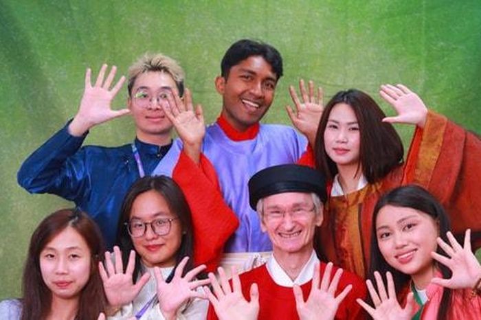 'Việt Trang Tràng Sắc' và hành trình giới trẻ lan tỏa di sản áo dài - Báo Hà Nội Mới