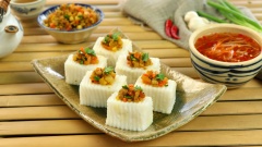 Cho bánh đã cắt ra đĩa, rải đều phần nhân lên bánh. Món bánh đúc mềm ngon, hấp dẫn và thơm vị nước cốt dừa, lại có nước chấm chua ngọt cho món ăn thêm đậm đà.