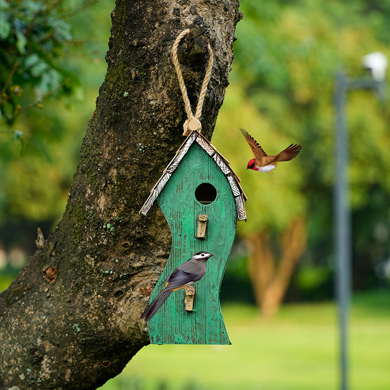 Wandmontiertes Vogelhaus aus Kiefernholz