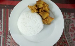 Tắt bếp, múc thịt ra đĩa và dùng với cơm nóng. Món ăn đơn giản nhưng không kém phần ngon miệng đâu nhé!