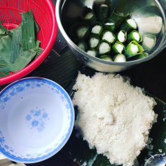 Nấu nước sôi hoà tan 10g muối, để nguội. Dùng để thoa tay khi vo viên nếp. Nếp vo viên nhỏ như trái chôm chôm, rồi lấy lá chuối quấn lại, xếp vào nồi hoặc keo, làm đến hết. Nước muối còn dư có thể cho thêm vào cơm rượu sau khi vo viên xong. Nếu không có lá chuối thì vo không cũng được, nhưng có lá chuối sẽ thơm ngon hơn.