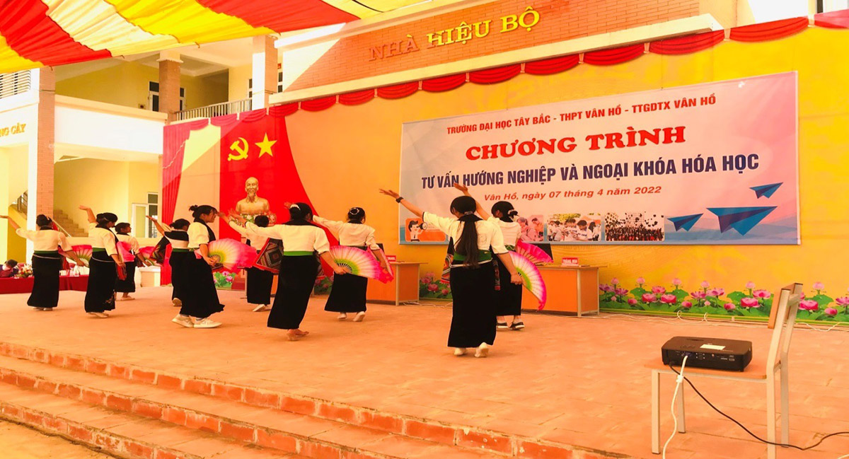 Bộ môn Hóa học, Khoa KHTN-CN tổ chức Chương trình Tư vấn hướng nghiệp và Ngoại khóa Hóa học tại Trường THPT Vân Hồ, TTGDTX huyện Vân Hồ