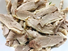 Con ngan làm sạch, rửa nhiều lần với muối và rượu để không hôi. Xương heo rửa sạch, chần sơ qua nước xôi rồi rửa lại. Cho thịt ngan cùng xường heo vào nồi ninh đến khi chín mềm, nhớ hớt bọt để nước trong. Ngan chín vớt ra gỡ thịt, cắt miếng, để riêng. Măng tươi lột vỏ, cắt mỏng, rửa sạch và đem luộc với muối rồi rửa sạch lại. Xào măng với chút dầu ăn, hạt nêm cho ngon.