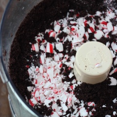 Cho bánh Oreo và kẹo bạc hà vào máy xay thực phẩm và xay cho tới khi nhuyễn mịn. Cho cà phê đen hòa tan với nước rồi cho vào máy, tiếp theo cho kem phô mai vào rồi xay nhuyễn mịn lần nữa.