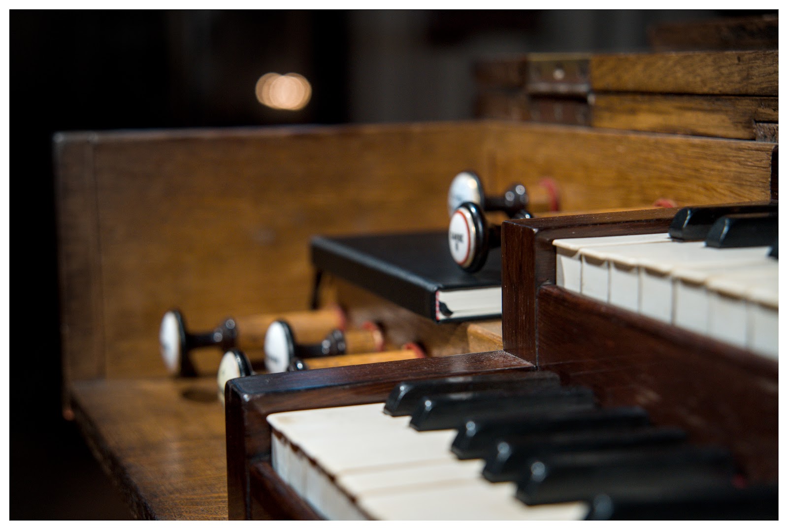 Zoom sur le clavier de l'orgue de chœur