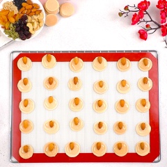 Xếp lần lượt các loại hạt lên bánh như hạt điều, hạt hạnh nhân, cranberry khô, nho khô, hạt bí. Sau đó bạn rắc mè đen và mè trắng lên trên. Bạn có thể sử dụng bất kỳ loại hạt khô, trái cây khô hoặc yến mạch mà bạn thích.