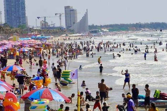 Biển Vũng Tàu tấp nập, đua nhau check-in công viên ven biển - Báo Người Lao Động