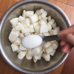 Ta cho củ cải vào bát và cho thêm 2 thìa canh đường, 2 thì cafe muối vào cùng. Ta ướp củ cải trong vòng 30 phút cho ngấm
