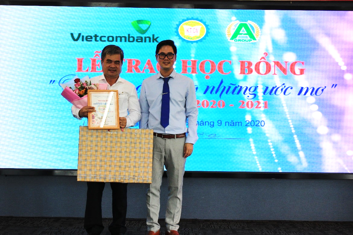 PGS.TS Lê Đình Tuấn tặng hoa và thư cảm ơn đến đơn vị tài trợ