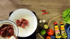 Thịt bò thái lát mỏng vừa ăn. Ướp thịt bò với 2 muỗng canh dầu hào, 5gr hành tím băm, 5gr tỏi băm và 1/2 muỗng cà phê tiêu xay. Để khoảng 15 phút cho bò thấm gia vị. Làm nóng chảo, phi thơm 10gr tỏi băm với 1 muỗng canh dầu ăn rồi cho thịt bò đã ướp vào xào nhanh với lửa lớn. Thịt bò vừa chín tới thì tắt bếp để nguội.