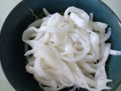 Cho rau sống, mì ra tô, chan nước dùng mì lên trên - thưởng thức cùng ram chay hoặc chả đậu xanh.