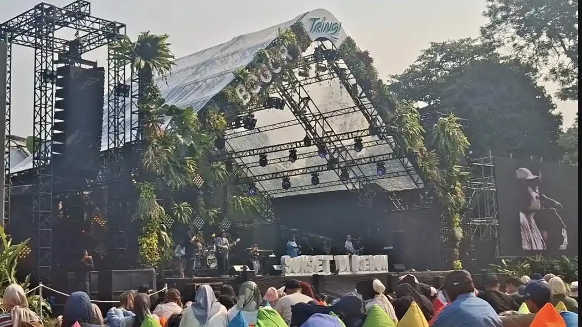 Suasana konser musik Sunset di Kebun yang dipadati penonton di Kebun Raya Bogor.