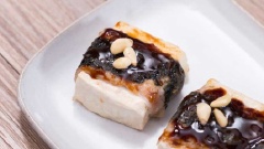 Đun nóng một chảo khác, chế hỗn hợp nước sốt vào, nấu trên lửa nhỏ cho sánh lại thì tắt bếp. Xếp đậu hũ ra dĩa, múc nước sốt rưới đều lên miếng đậu hũ, rắc thêm đậu phộng rang là xong nha.
