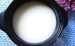 Hòa tan 250ml sữa tươi không đường, 250ml nước cốt dừa, 200gr đường trắng vào nồi, bắc lên bếp, khuấy đều nhỏ lửa cho đường tan hết.